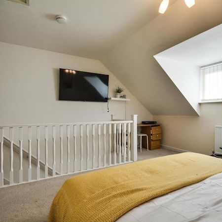 Three Bedroom House In Runcorn By The Lake With Parking By Neofinixdotcom エクステリア 写真