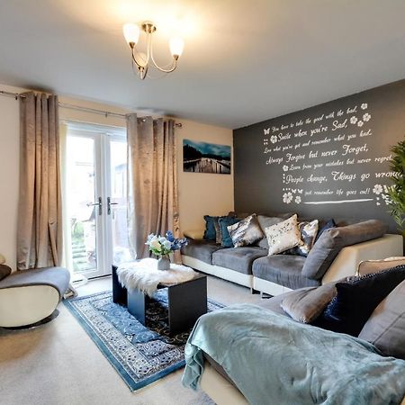 Three Bedroom House In Runcorn By The Lake With Parking By Neofinixdotcom エクステリア 写真