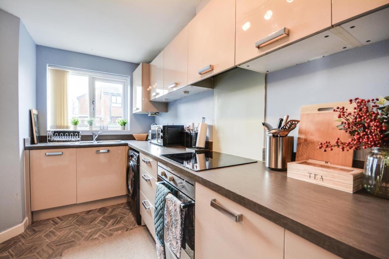 Three Bedroom House In Runcorn By The Lake With Parking By Neofinixdotcom エクステリア 写真