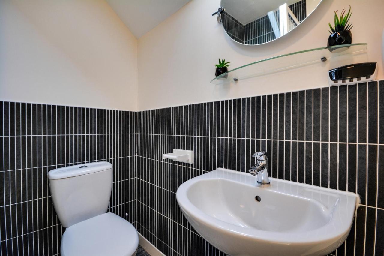 Three Bedroom House In Runcorn By The Lake With Parking By Neofinixdotcom エクステリア 写真