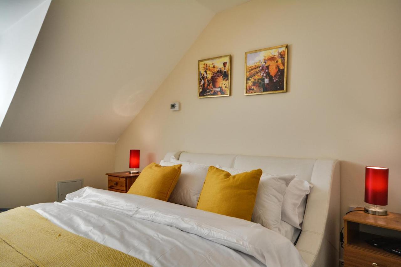 Three Bedroom House In Runcorn By The Lake With Parking By Neofinixdotcom エクステリア 写真