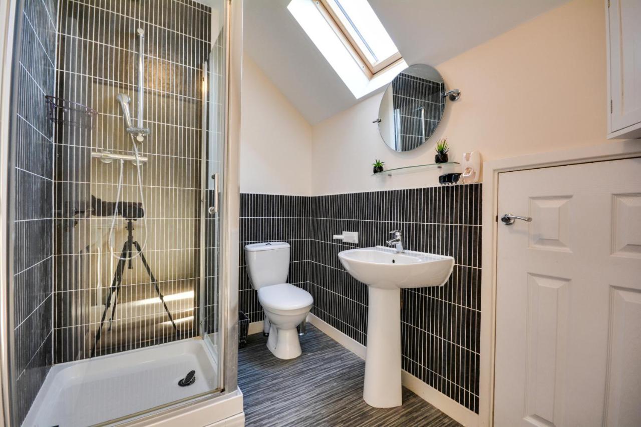 Three Bedroom House In Runcorn By The Lake With Parking By Neofinixdotcom エクステリア 写真
