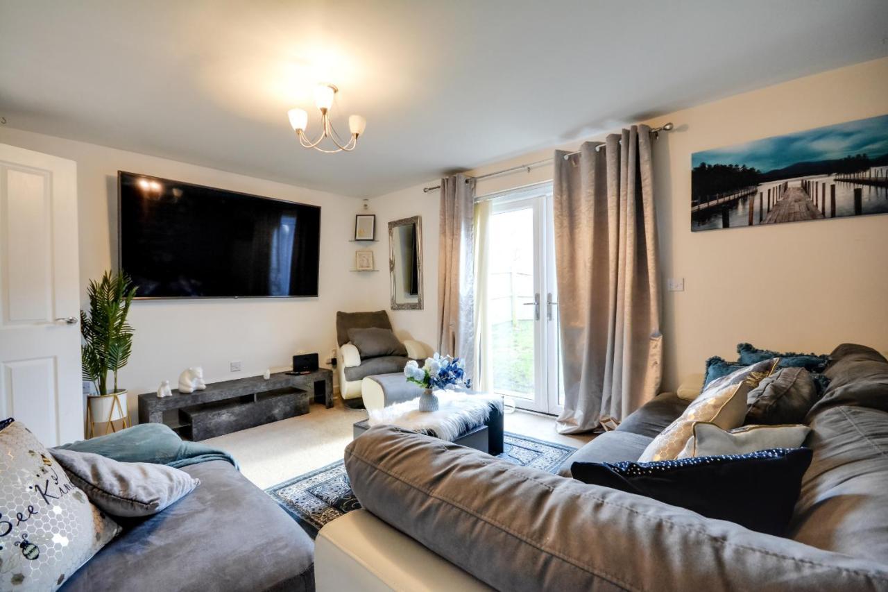Three Bedroom House In Runcorn By The Lake With Parking By Neofinixdotcom エクステリア 写真