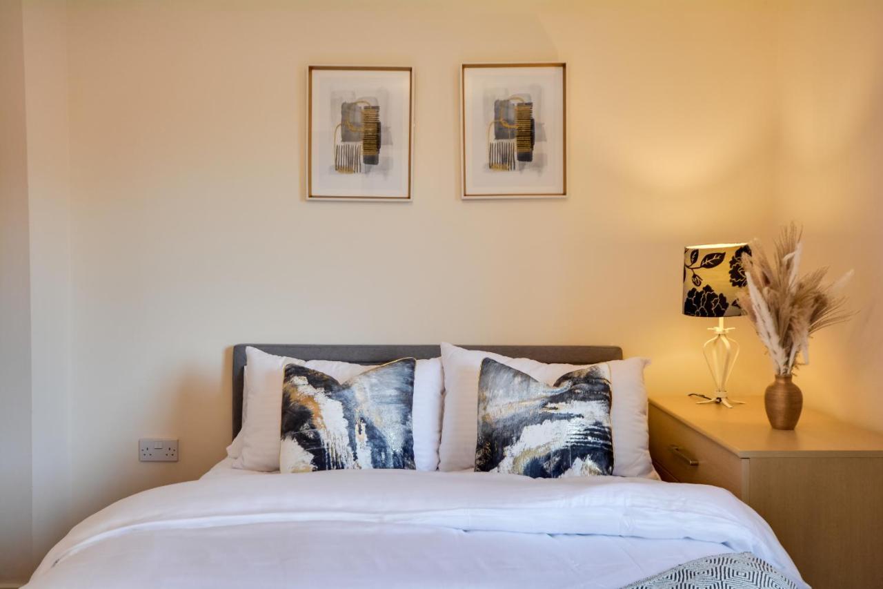 Three Bedroom House In Runcorn By The Lake With Parking By Neofinixdotcom エクステリア 写真