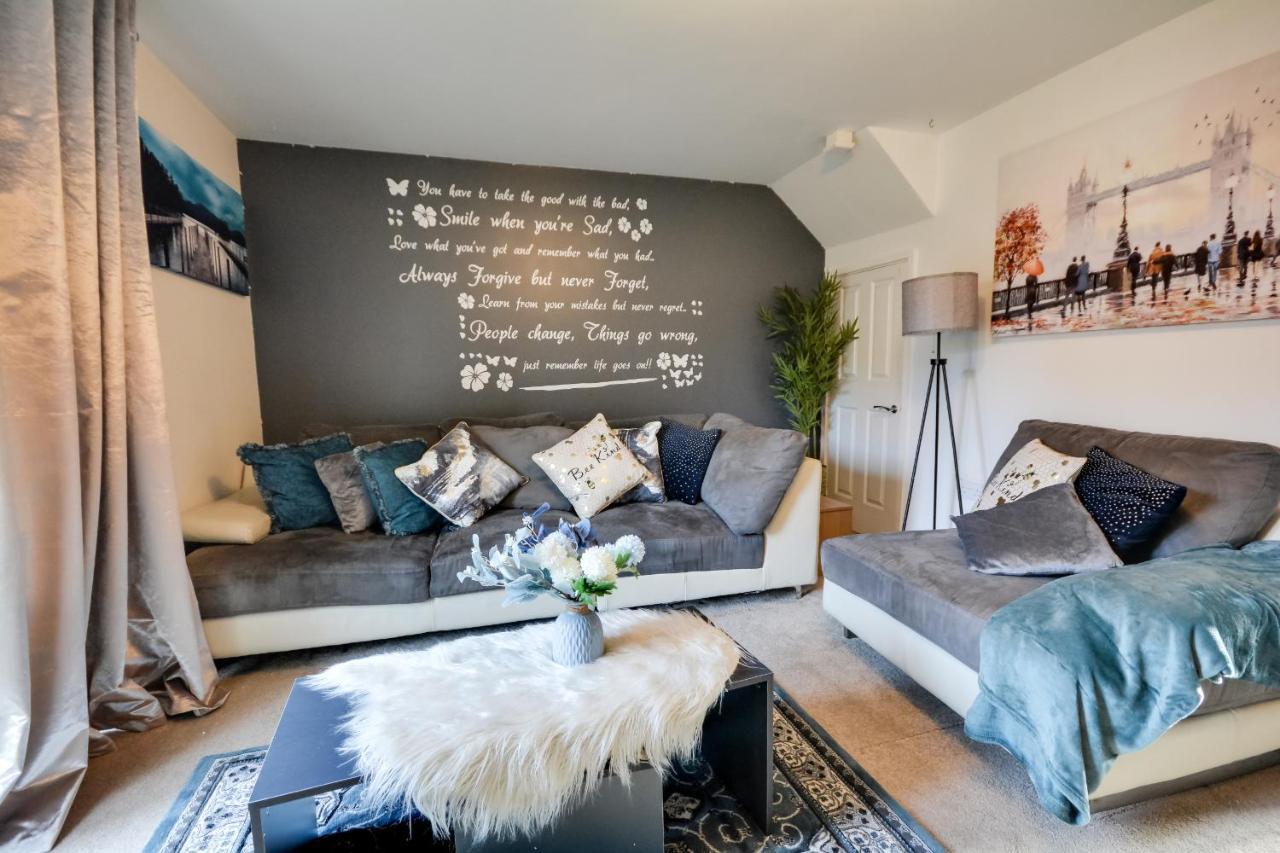 Three Bedroom House In Runcorn By The Lake With Parking By Neofinixdotcom エクステリア 写真