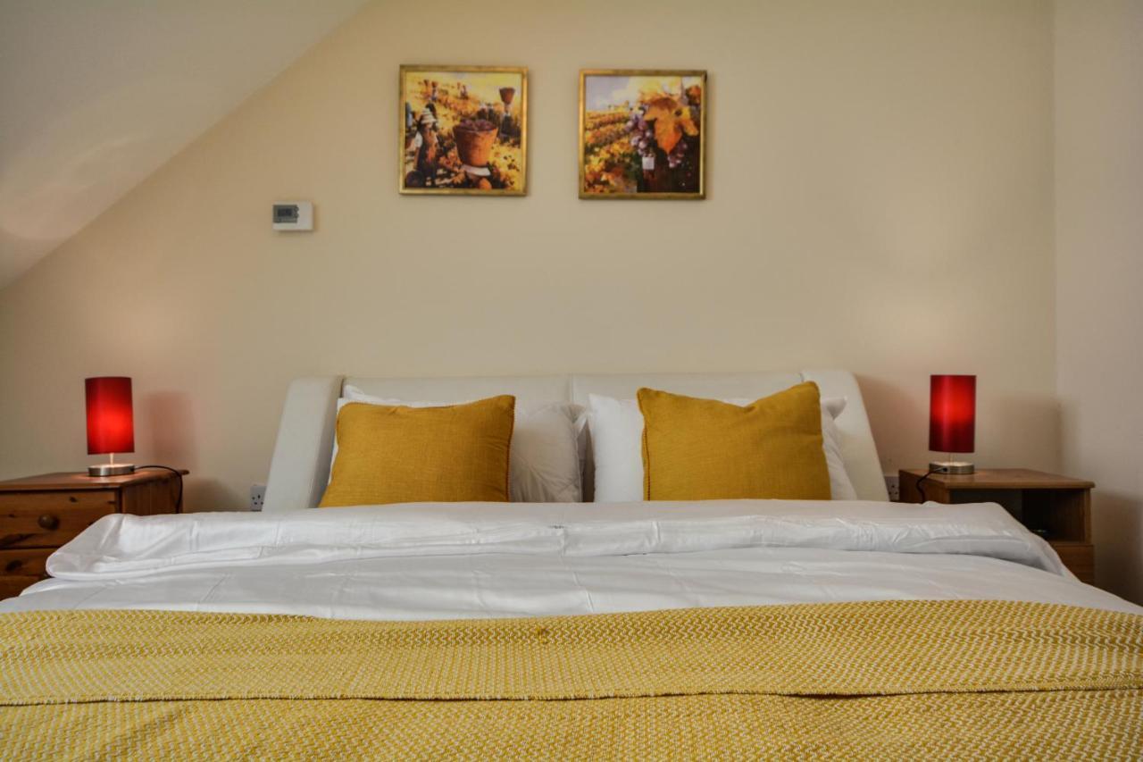Three Bedroom House In Runcorn By The Lake With Parking By Neofinixdotcom エクステリア 写真