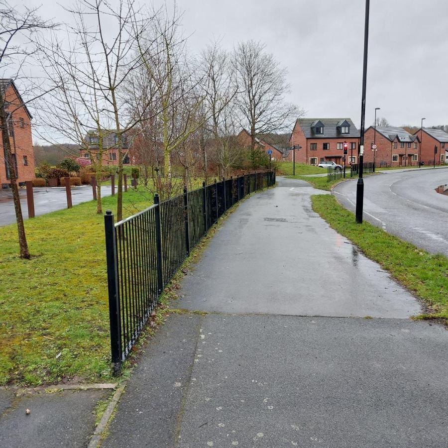 Three Bedroom House In Runcorn By The Lake With Parking By Neofinixdotcom エクステリア 写真