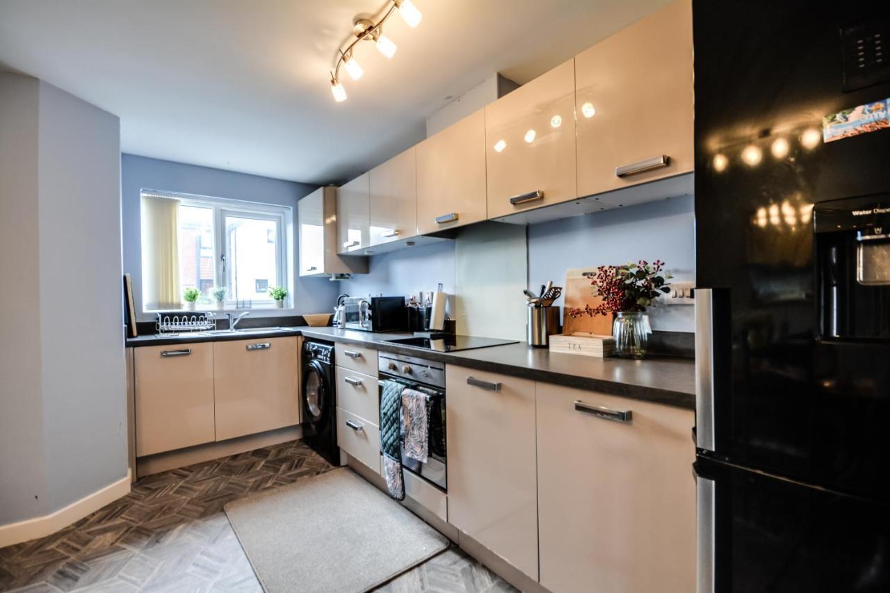 Three Bedroom House In Runcorn By The Lake With Parking By Neofinixdotcom エクステリア 写真