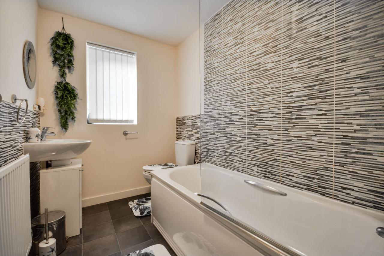Three Bedroom House In Runcorn By The Lake With Parking By Neofinixdotcom エクステリア 写真