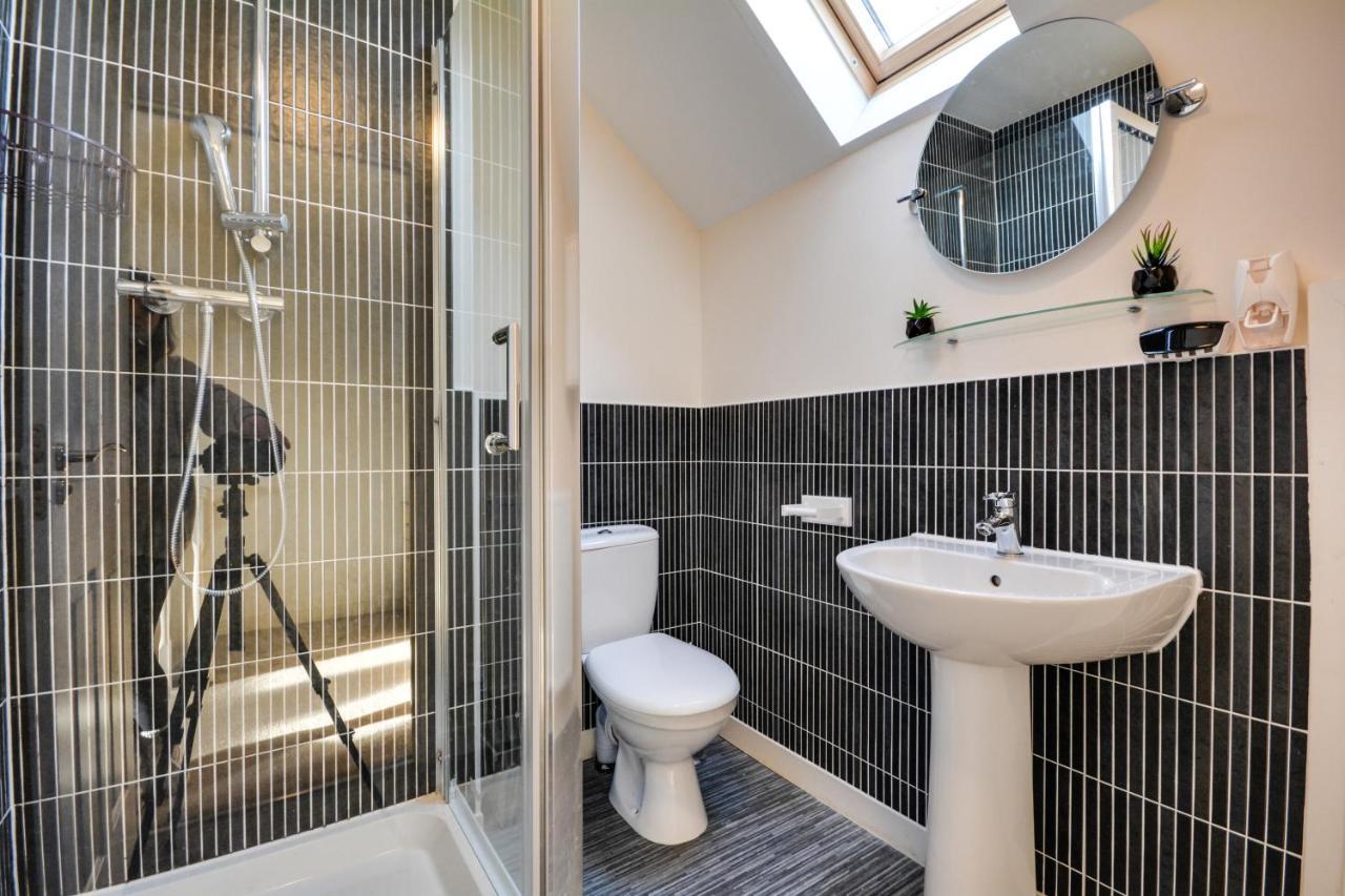 Three Bedroom House In Runcorn By The Lake With Parking By Neofinixdotcom エクステリア 写真